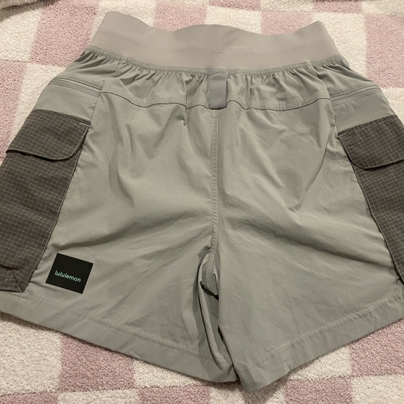 Lululemon Multi-Pocket Cargo High-Rise Hiking Short 5" size 4 - Picture 12 of 15
